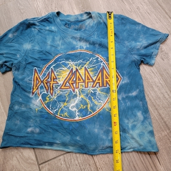 2/$20 Def Leppard Cropped T Shirt M - Picture 7 of 8
